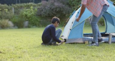 Mavi çadır kuruyor, Hintli baba ve küçük oğlu açık havada kamp yapıyor. aile, babalık, bağlılık, macera, doğa, takım çalışması