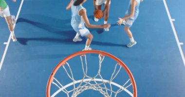 Basketbol oynayan kadınlar, sahanın yakınlarında topa uzanıyorlar. Spor, rekabet, takım çalışması, atletik, oyun, eylem