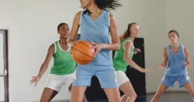 Basketbol oynayan, sahada basket atan kadınlar. Spor, takım çalışması, egzersiz, rekabet, hedef, kadın