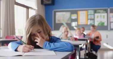 Okulda, sınıfta elinde kalem, başında istirahat eden bir çocuk vardı. Eğitim, yorgunluk, can sıkıntısı, öğrenci, öğrenme, çocukluk