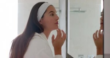 Cilt bakımı, saç bandı takan kadın spa ortamında aynaya bakıyor. Güzellik, kendine dikkat, sağlık, rahatlama, şımartma, rutin