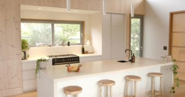 Ahşap tabure ve bitkilerle modern mutfak rahat bir tatil atmosferi yaratıyor, uzayı kopyalıyor. iç tasarım, dekor, mobilya, sıcaklık