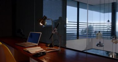 Laptop, dizüstü bilgisayar ve akıllı telefon modern ofis kurulumunda, kopyalama alanı. Çalışma alanı, uzaktan çalışma, teknoloji, aygıtlar, üretkenlik, profesyonel
