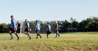 Futbol oynuyorlardı, bir grup çocuk çimenlik alanda kaleye doğru koşuyordu. Takım çalışması, spor, oyun