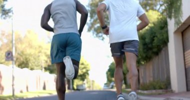 Açık havada koşmak, iki çok ırklı erkek arkadaş banliyö sokaklarında egzersiz yapmak, spor yapmak. fitness, egzersiz, koşu, spor, kardiyo, eğitim