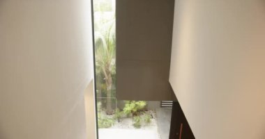 Geniş pencereli, bahçeli ve ahşap döşemeli modern bir ev. İç tasarım, bahçe manzarası, çağdaş, lüks, mimari