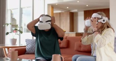 VR kulaklıklar kullanarak, çok ırklı üst düzey bayan arkadaşlar etkileşime geçip, evde eğleniyorlar. sanal gerçeklik, keyif, teknoloji, yaşlılar, kapalı alan, yaşam tarzı