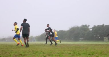 Sisli sahada futbol oynamak, top kaleye doğru tepmek. Spor, aksiyon, atlet, yarışma