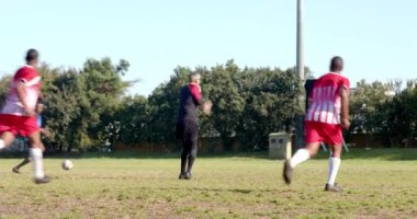 Sahada futbol oynamak, spor üniformalı çocuklar dışarıda eğlenmek. takım, oyun, rekabet, egzersiz, gençlik, enerji