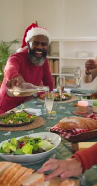 Dikey video: Aile Noel yemeğini evde paylaşıyor, salata dağıtıyor, tatilin tadını çıkarıyor. Kutlama, yemek, birliktelik, gelenek, toplanma