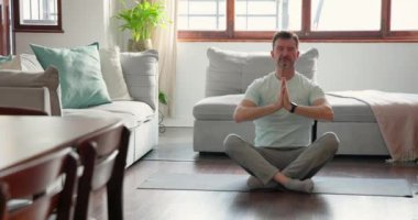 Son sınıf öğrencisi evde yoga minderi üzerinde meditasyon yapıyor, iç huzurunu arıyor. Meditasyon, rahatlama, farkındalık, sükunet, huzur, refah
