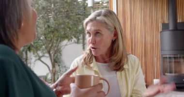 Kahvenin tadını çıkarmak, çok ırklı son sınıf bayan arkadaşlarının evde arkadaşça sohbet etmesi. Arkadaşlık, açık hava, rahatlama, yaşam tarzı, içecek, eğlence.