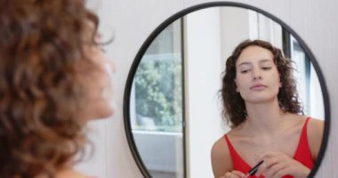 Dudak parlatıcısı sürüyorum, kadın aynaya bakıyor, güne hazırlanıyor. Makyaj, tımar, güzellik, rutin, sabah, yansıma