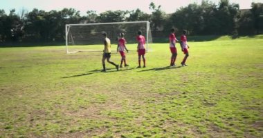 Futbol oynuyor, sarı formalı oyuncu kaleye doğru serbest atış yapıyor. Sporcu, aksiyon, rekabet, spor, tekme, takım çalışması