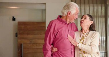 Mutlu son sınıf çifti evde kucaklaşıyor, birlikte bayram anlarının tadını çıkarıyorlar. Kutlama, aile, aşk, bağlantı, birliktelik, mutluluk