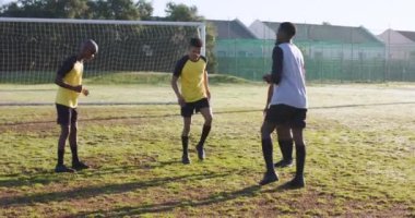 Futbolcular sahada esniyorlar, antrenmanlara antrenman için antrenmanlara hazırlanıyorlar. Spor, takım çalışması, ısınma, egzersiz, antrenman, hazırlık