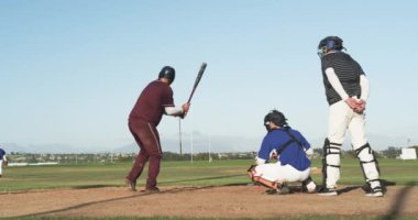 Beyzbol oynuyor, koşucu kaleye kayarken tutucu topu yakalamak için zıplıyor. Spor, aksiyon, rekabet, atlet, takım çalışması, kayma