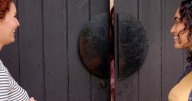Sarılmak ve gülümsemek, çeşitli bayan arkadaşlar ev girişinde birbirlerini selamlamak. Arkadaşlık, mutluluk, birliktelik, eve dönüş, çeşitlilik, bağ