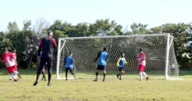 Futbol oynamak, antrenman sırasında sahada koşmak. Takım çalışması, antrenman, spor, egzersiz, yarışma