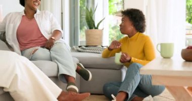 Arkadaşınla sohbet etmek, evdeki rahat koltukta oturup sohbet etmek. Arkadaşlık, gündelik, rahatlama, bağlanma, boş zaman, iletişim