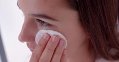 Pamuk pedi kullanıyor, kadın spa 'da cilt bakımı için yüzünü temizliyor. Güzellik, sağlık, bencillik, hijyen, şımartma.