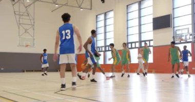 Spor salonunda basketbol oynamak, antrenman yapan ve top süren bir grup adam. Spor, takım çalışması, spor, spor, atletizm, yarışma
