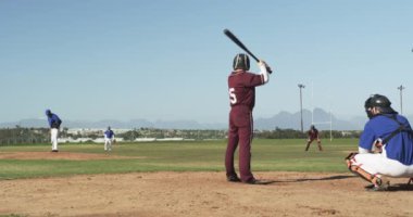 Beyzbol oynuyor, bordo üniformalı vurucu atış topuna hazırlanıyor. spor, atlet, yarışma, vuruş, takım çalışması, aksiyon