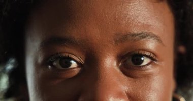 Neşe ve sıcaklığı yansıtan, kutlama sırasında aile ve arkadaşlarla birlikte kadınların gözleri. Mutluluk, dostluk, duygular, bağlantı, toplanma