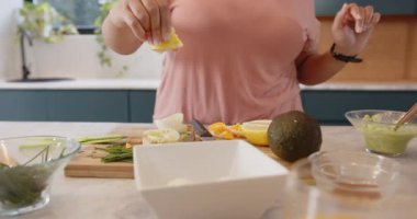 Sağlıklı yemek hazırlamak, kadın mutfakta avokado ve sebze dilimlemek. Yemek pişirme, yemek hazırlama, sağlıklı beslenme, beslenme, sağlık, yaşam tarzı
