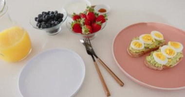 Avokado tostu, haşlanmış yumurta, böğürtlen ve portakal suyuyla evde sağlıklı kahvaltı yapmak. Beslenme, diyet, yemek