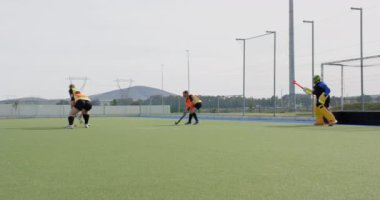Yoğun bir şekilde yarışan bayan hokey oyuncuları sahada takım çalışması ve stratejiye odaklanıyor. Takım sporları, rekabet, atletizm, sportmenlik, kadınların güçlendirilmesi, kararlılık