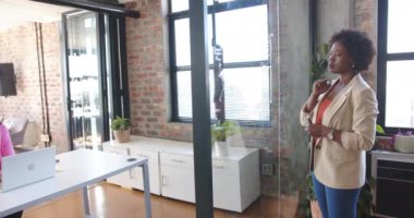 Önde gelen iş toplantıları, cam panoda sunum yapan kadınlar, not alan meslektaşlar. takım çalışması, sunum, işbirliği, ofis, liderlik, planlama