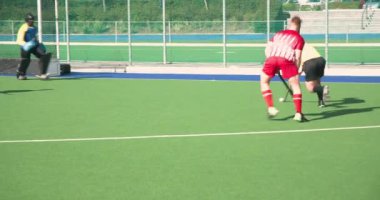 Çim hokeyi, erkek oyuncular açık hava spor sahasında oynuyor. rekabet, takım çalışması, sporcular, oyun