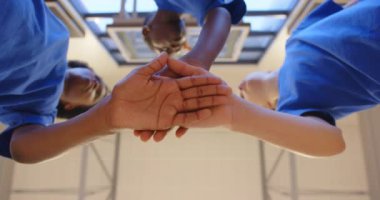 Okuldaki öğrenciler birbirlerine sokulup takım çalışması ve birlik gösteriyorlar. İşbirliği, bağlanma, toplanma, spor, işbirliği