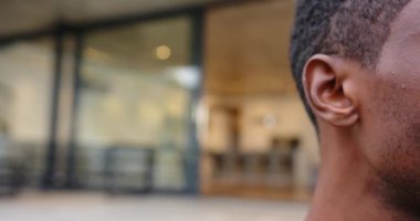 Açık tenli ve parlak gözlü bir insanın yüzüne yakın çekim, evinde, kopyalama alanı. Güzellik, cilt bakımı, sağlıklı, parıltı, gençlik, mutluluk.