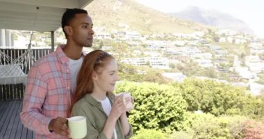 Çift balkonda sabah kahvesinin tadını çıkarıyor. Manzaralı dağ manzaralı, fotokopi odası olan. Yaşam tarzı, rahatlama, sükunet, rahatlık