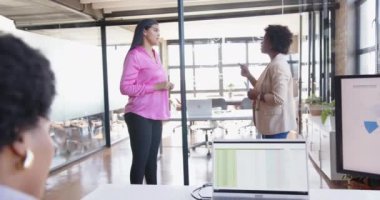 İş stratejisi tartışıyorduk, modern ofiste dizüstü bilgisayarlı iki kadın vardı. işbirliği, takım çalışması, profesyonel, teknoloji, planlama, toplantı