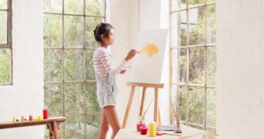 Evde büyükannenle resim yapan çok ırklı genç bir kadın, birlikte yaratıcı bir anı paylaşıyor. Aile, yaratıcılık, bağlılık, sanat, jenerasyon, hobi