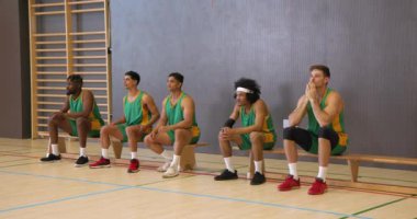 Basketbol takımı spor salonunda coşkuyla tezahürat yapıyor. rekabet, takım çalışması, spor, sporcular, coşku