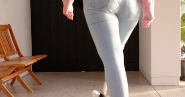 Büyük siyah kapılar açıyor, protez bacaklı bir kadın odaya giriyor, kopyalama uzayı. Erişilebilirlik, güçlendirme, bağımsızlık, esneklik, modern, kapsama