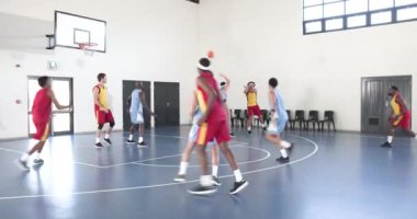 Basketbolcular kapalı sahada takım çalışması yapıyor, maça hazırlanıyorlar. antrenman, sporcular, sportmenlik, hazırlık, antrenman, yarışma