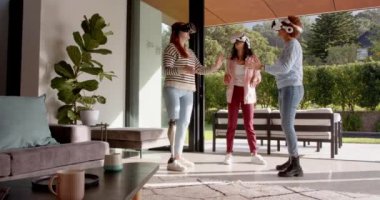 Sanal gerçeklik deneyiminden hoşlanan çeşitli kadın arkadaşlar, sanal gerçeklik kulaklıkları kullanıyor. teknoloji, oyun, eğlence, birliktelik, eğlence, yenilikçi