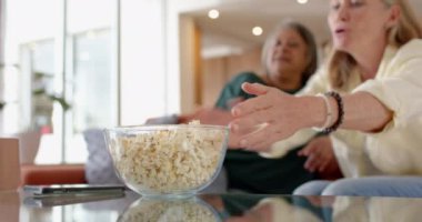 Televizyon izleyip patlamış mısır yemek, çok ırklı son sınıf kız arkadaşları evde vakit geçirmek. Boş zaman, rahatlama, arkadaşlık, eğlence, bağlanma, yaşam tarzı