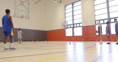 Külahta salya akıtıyor, sporcular spor salonunda basketbol antrenmanı yapıyor. antrenman, antrenman, egzersiz, takım çalışması, sporcular, koçluk