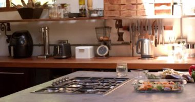 Şükran Günü yemeği kutlaması için sıcak mutfakta taze sebzeler hazırlıyorum. Aşçılık, sonbahar, aile, şenlik, aşçılık, yemek