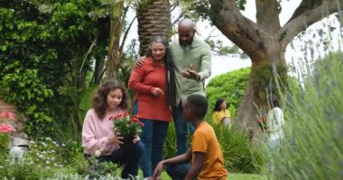 Yeşillik arka bahçede aile bahçeleri, kaliteli zaman ve doğanın tadını çıkarıyorlar. Aile zamanı, açık hava, bağ, çevre, boş zaman, bahçıvanlık