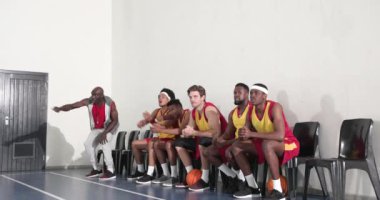 Basketbol takımı sahada zaferi kutluyor, oyuncular heyecanla tezahürat yapıyor. Kutlama, takım çalışması, spor, yarışma, sporcular, şampiyonluk