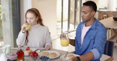 Çift kahvaltıda krep ve portakal suyu yiyor. Mutfak, sabah, yemek, konfor, yemek, yurt içi