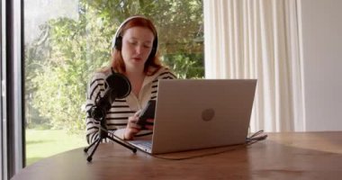 Podcast kaydı, dizüstü bilgisayar ve mikrofon kullanan, kulaklık takan bir kadın. technology, publicasting, audio, communication, workspace, digital