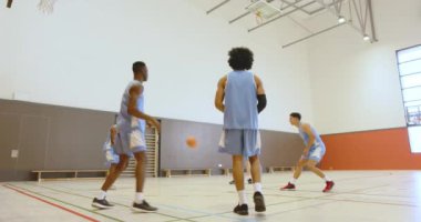 Basketbolcular spor salonunda turnike antrenmanı yapıyor, takım çalışmasına ve yeteneklerine odaklanıyor. pratik, eğitim, egzersiz, spor